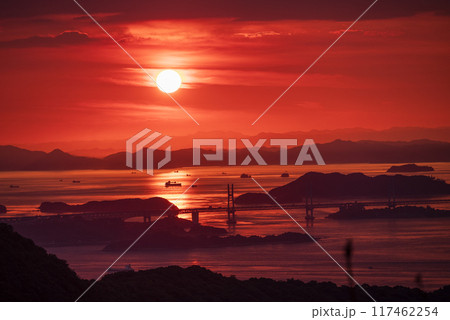 瀬戸大橋 瀬戸内海に沈む夕日 117462254