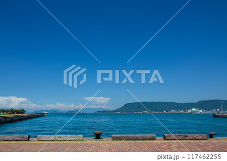 青い海青い空の見える岸壁 青い海青い空の見える岸壁 117462255