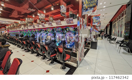 パチンコ屋の店内 パチンコ屋の店内 117462342