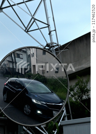 空、鉄塔、コンクリート構造物、カーブミラーに映る自動車 117462520