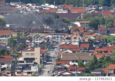 SLやまぐち号 緑映える 夏の津和野を出発 SLやまぐち号 緑映える 夏の津和野を出発 117462621