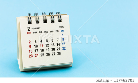 2025年2月のシンプルなカレンダー　卓上カレンダー 117462703