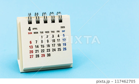2025年4月のシンプルなカレンダー　卓上カレンダー 117462705