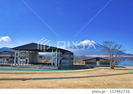 【山梨県】山中湖から眺める冬の富士山 117462738