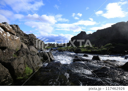 夏のアイスランド　シンクヴェトリルの滝(Öxarárfoss) 117462926