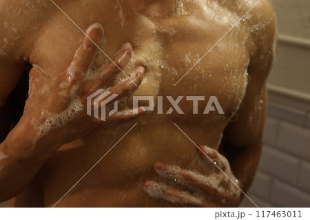 男性の体を後ろから洗う男性の手　シャワーシーン　BL 117463011