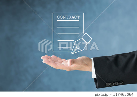 契約書のアイコンを掲げるビジネスマンの手元 117463064