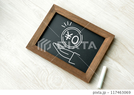 無料を表すチョークアートが描かれたボード 117463069