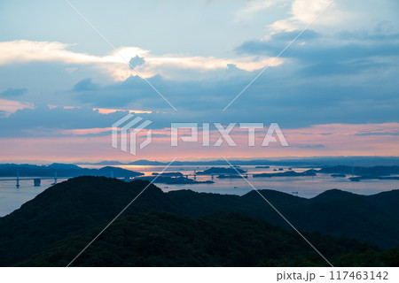 五色台から望む瀬戸内海、瀬戸大橋の夕景 五色台から望む瀬戸内海、瀬戸大橋の夕景 117463142