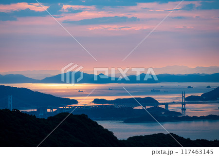 五色台から望む瀬戸内海、瀬戸大橋の夕景 五色台から望む瀬戸内海、瀬戸大橋の夕景 117463145