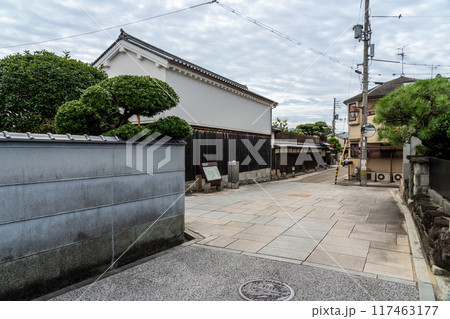 【重要伝統的建造物群保存地区】富田林　寺内町　杉山家住宅の土蔵と辻　大阪府富田林市 117463177