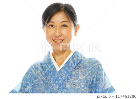 高級浴衣の絹紅梅を着た笑顔の中年女性 117463280