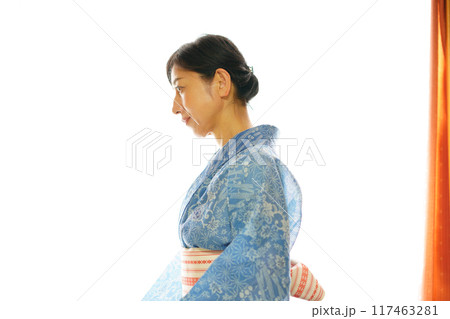 高級浴衣の絹紅梅を着た横向きの中年女性 高級浴衣の絹紅梅を着た横向きの中年女性 117463281