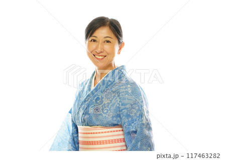 高級浴衣の絹紅梅を着た笑顔の中年女性 高級浴衣の絹紅梅を着た笑顔の中年女性 117463282