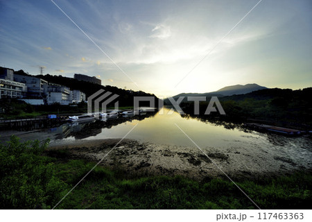 夕日に照らされる木曽川 夕日に照らされる木曽川 117463363