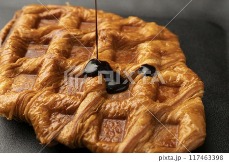 クロッフル　焼きたて　チョコレートソース 117463398