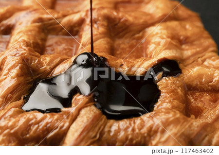 クロッフル 焼きたて チョコレートソース クロッフル 焼きたて チョコレートソース 117463402