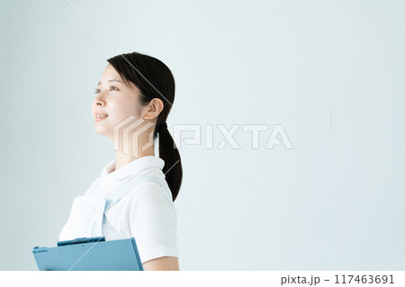 介護士の若い女性 117463691