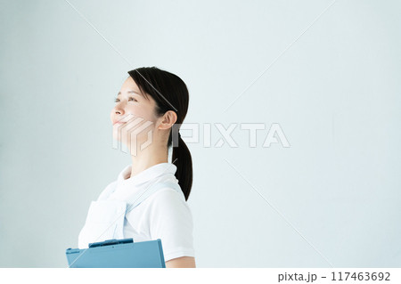 介護士の若い女性 介護士の若い女性 117463692