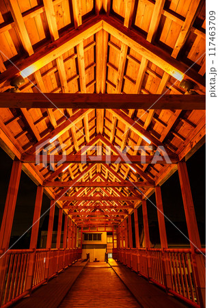 夜の赤い屋根の橋を中から撮影　東橋　富山県射水市内川　 117463709