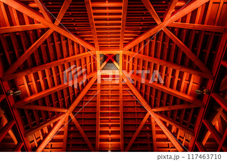 夜の赤い屋根の橋を中から撮影 東橋 富山県射水市内川 夜の赤い屋根の橋を中から撮影 東橋 富山県射水市内川 117463710