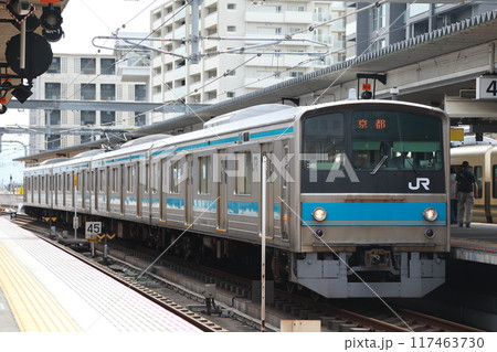 駅に停車する京都行普通電車 117463730