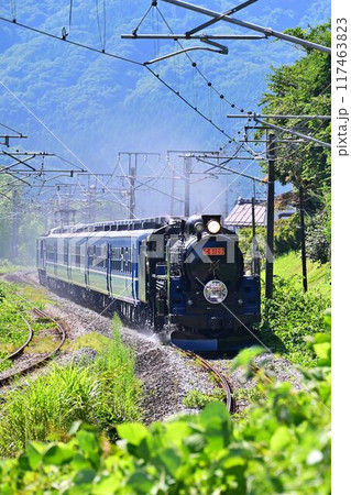 赤色プレートC61　上りSLぐんまよこかわ号　信越線横川駅を出発　 117463823