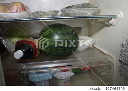 冷蔵庫の中のスイカ 117464196