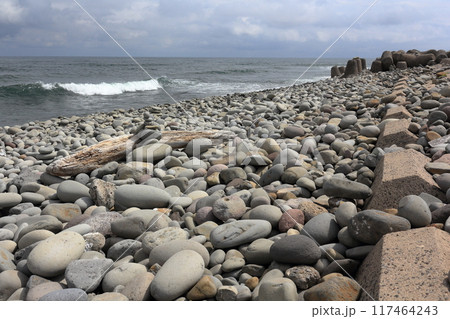鳴り石の浜。波で石がぶつかりカラコロと音がする浜 117464243