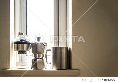 キッチンの窓辺に並べたコーヒーセット キッチンの窓辺に並べたコーヒーセット 117464855