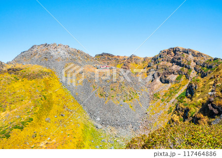 秋の鳥海山登山:外輪山コースから新山・七高山・行者岳を望む 秋の鳥海山登山:外輪山コースから新山・七高山・行者岳を望む 117464886
