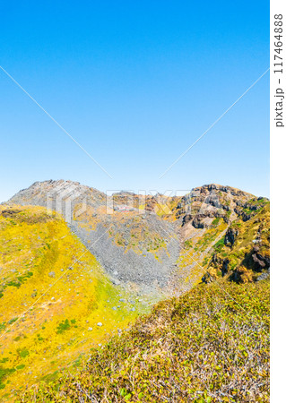 秋の鳥海山登山:外輪山コースから新山・七高山・行者岳を望む 秋の鳥海山登山:外輪山コースから新山・七高山・行者岳を望む 117464888
