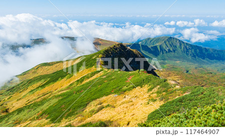 秋の鳥海山登山：外輪山コースからの眺め 117464907