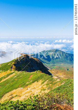 秋の鳥海山登山:外輪山コースからの眺め 秋の鳥海山登山:外輪山コースからの眺め 117464941