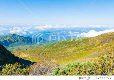 秋の鳥海山登山：外輪山コースからの眺め 117465295