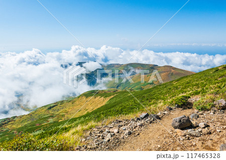 秋の鳥海山登山:外輪山コースからの眺め 秋の鳥海山登山:外輪山コースからの眺め 117465328