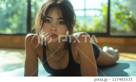 ヨガマットに横たわる女性 117465535