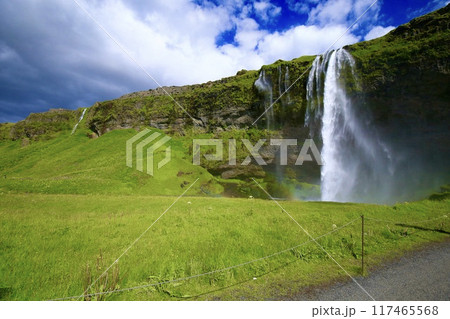 夏のアイスランド セリャランスフォスの滝と虹(Seljalandsfoss ) 夏のアイスランド セリャランスフォスの滝と虹(Seljalandsfoss ) 117465568
