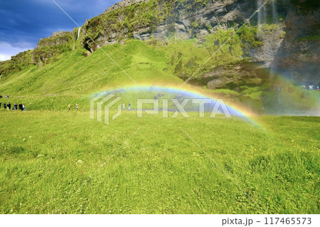 夏のアイスランド セリャランスフォスの滝と虹(Seljalandsfoss ) 夏のアイスランド セリャランスフォスの滝と虹(Seljalandsfoss ) 117465573