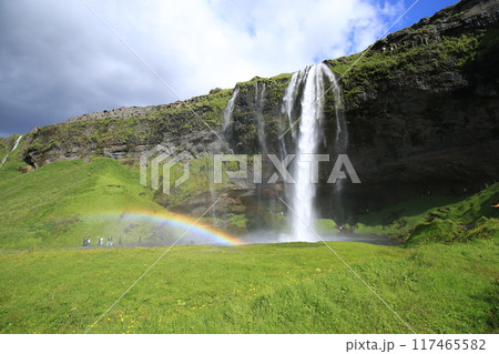 夏のアイスランド セリャランスフォスの滝と虹(Seljalandsfoss ) 夏のアイスランド セリャランスフォスの滝と虹(Seljalandsfoss ) 117465582