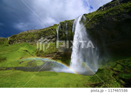 夏のアイスランド　セリャランスフォスの滝と虹（Seljalandsfoss ） 117465586