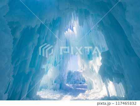氷とつららの青い洞窟 氷とつららの青い洞窟 117465832