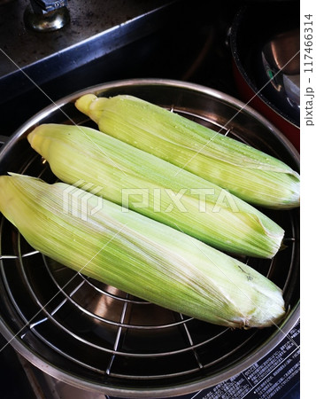 とうもろこしを皮ごと蒸かす 117466314