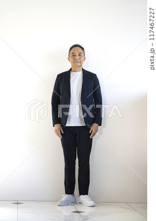 カメラ目線の60代の男性　全身 117467227
