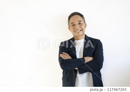 腕組みをしたカメラ目線で笑顔のシニア男性 117467265