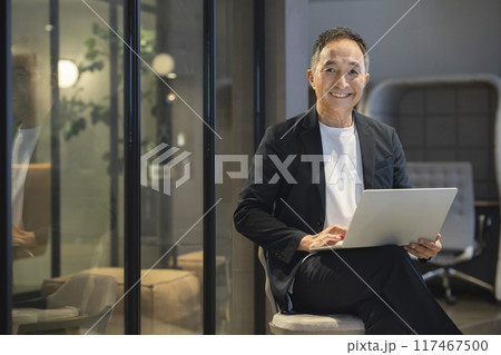 シニアのビジネスマン　 117467500