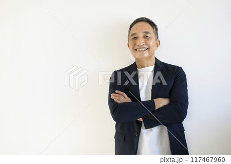 カメラ目線で笑顔のシニア男性 117467960