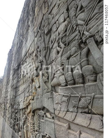 【カンボジア】アンコール・トム　バイヨン寺院の第一回廊のレリーフ（シェムリアップ） 117468057
