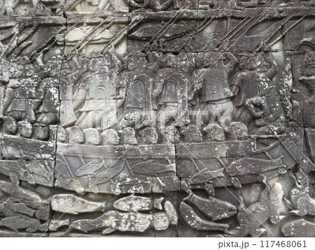 【カンボジア】アンコール・トム　バイヨン寺院の第一回廊のレリーフ（シェムリアップ） 117468061