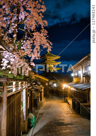八坂の塔と桜　2023春 117468141
